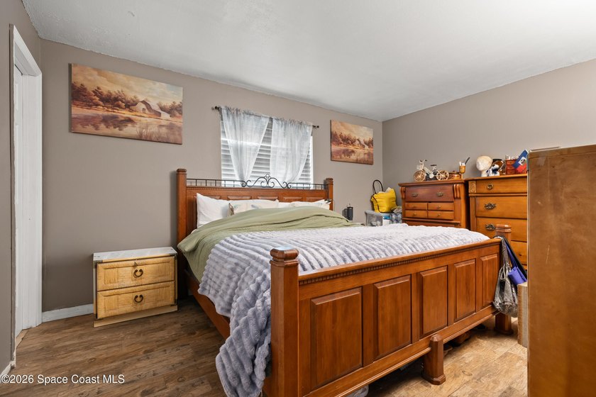 Welcome to this well-maintained concrete block 4 bedroom, 2-bath - photo 8