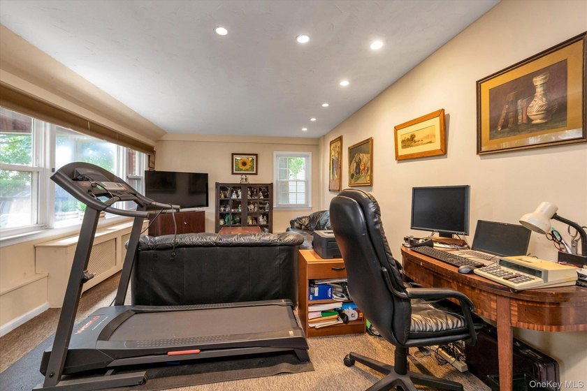 Prime South Lindenmere Mid Block EXTENDED 5BR SPLIT--Added 4th - photo 11