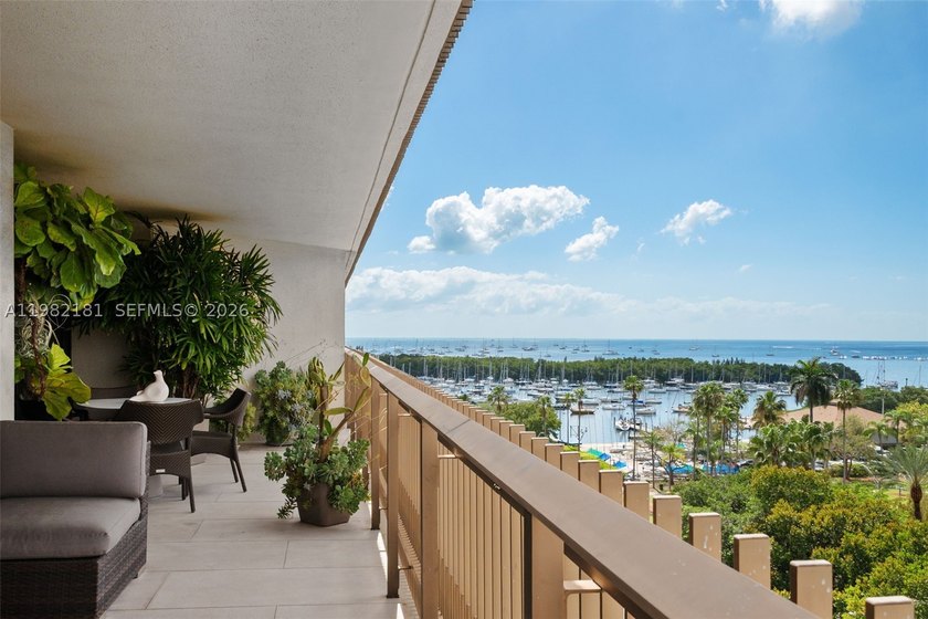 Designed by renowned architect Kenneth Treister, Yacht Harbour - photo 4