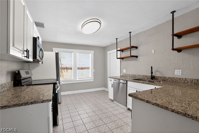 This adorable home is as lovely inside as it is from the street - photo 23