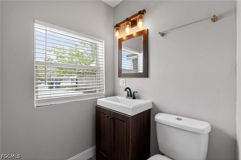 This adorable home is as lovely inside as it is from the street - photo 31