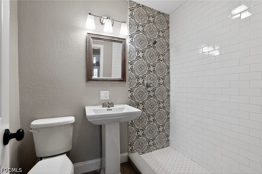 This adorable home is as lovely inside as it is from the street - photo 32