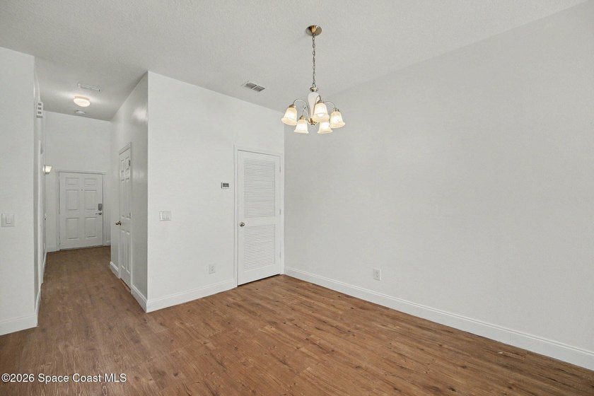 Move right into this spacious 3-bedroom, 2.5-bath end-unit - photo 5