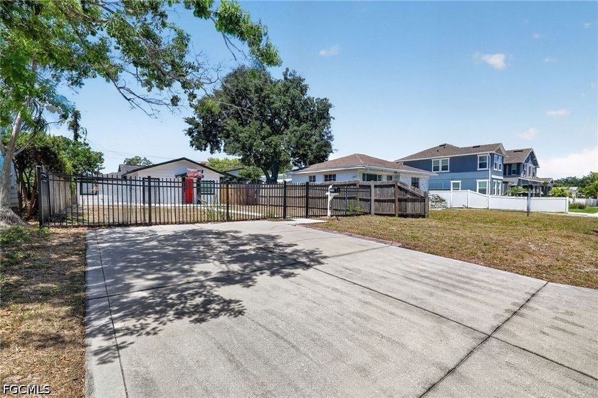 This adorable home is as lovely inside as it is from the street - photo 36