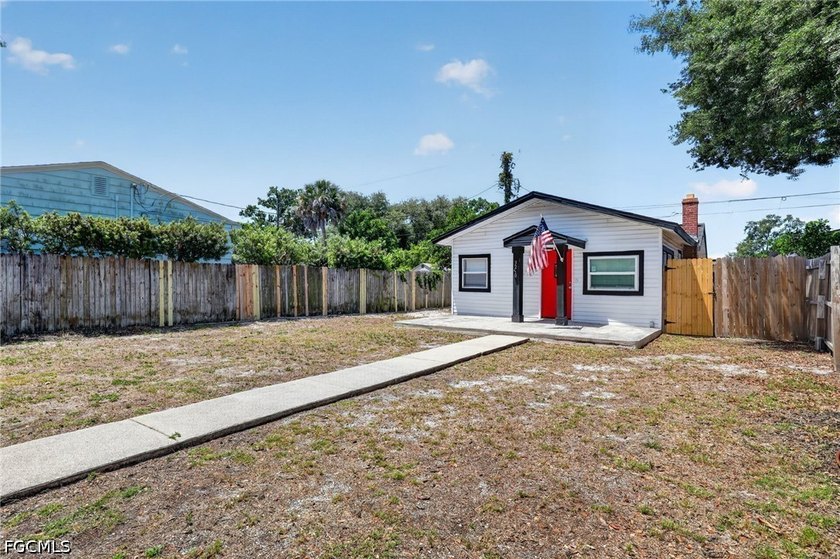 This adorable home is as lovely inside as it is from the street - photo 43