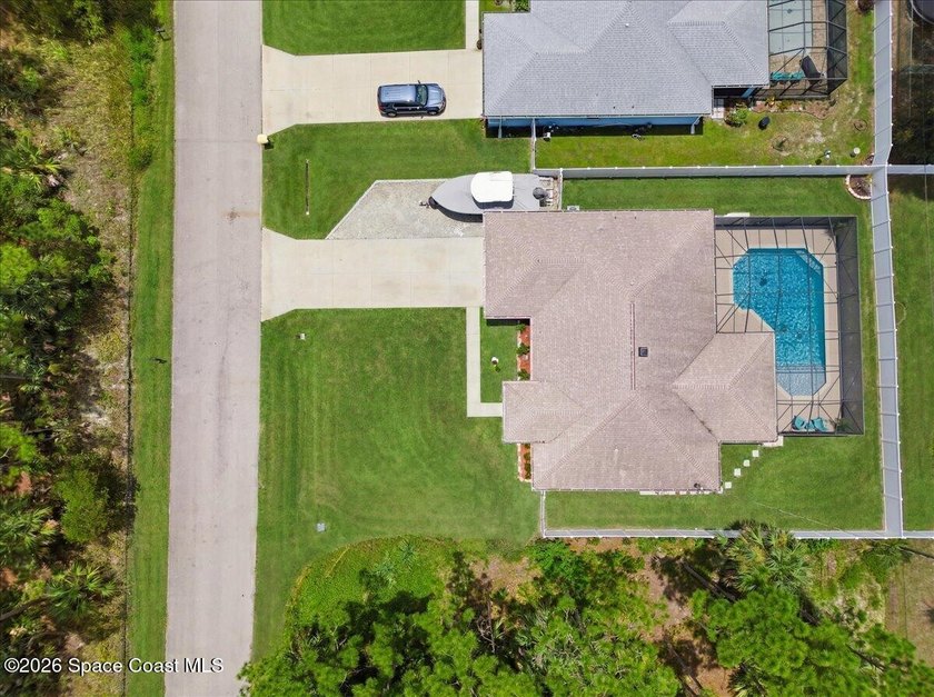 Welcome Home to your amazing Pool Home Oasis nestled in a quiet - photo 3