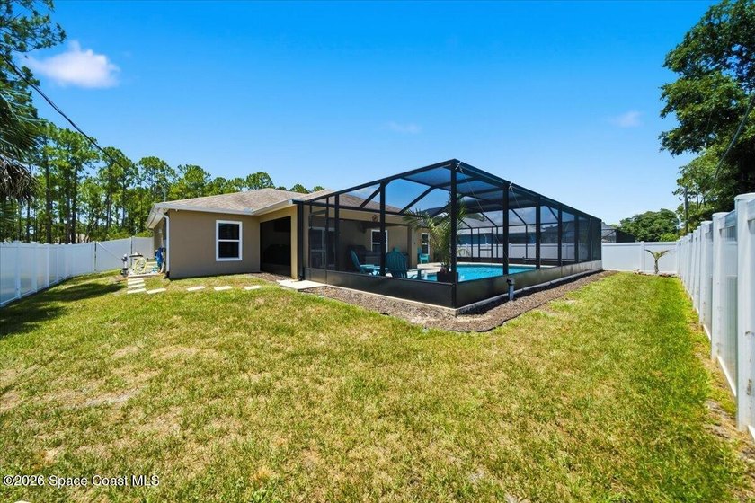 Welcome Home to your amazing Pool Home Oasis nestled in a quiet - photo 5