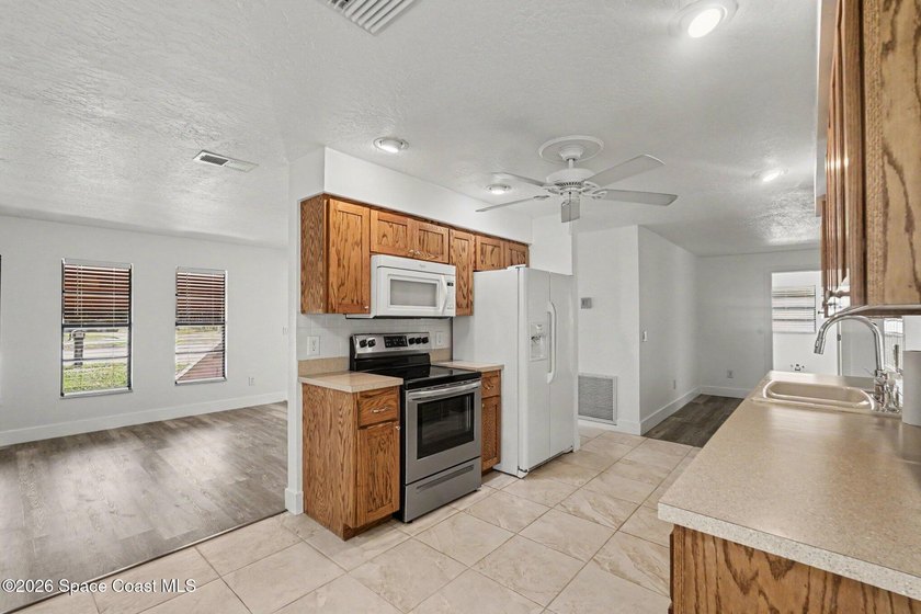 Welcome home to this beautifully maintained 3-bedroom, 2-bath - photo 8