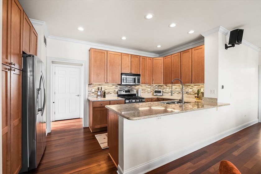 Looking for a top-floor, south-facing, and elevator building? - photo 8