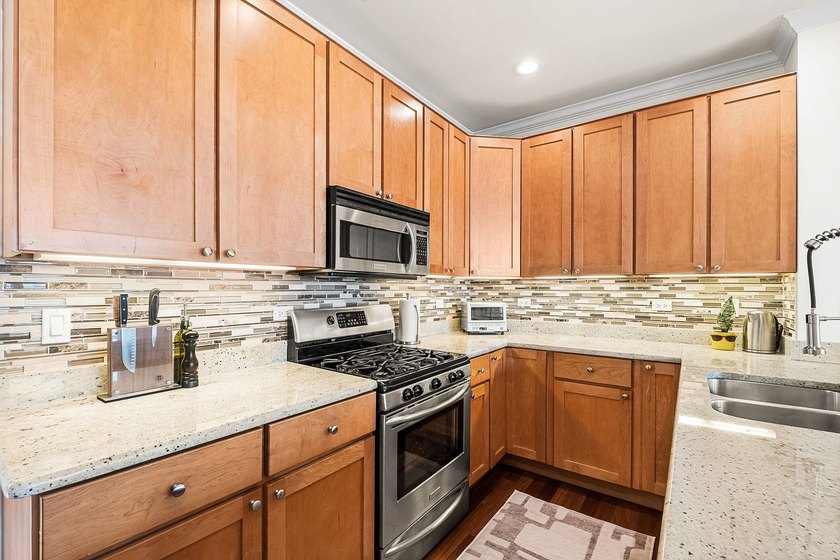 Looking for a top-floor, south-facing, and elevator building? - photo 9