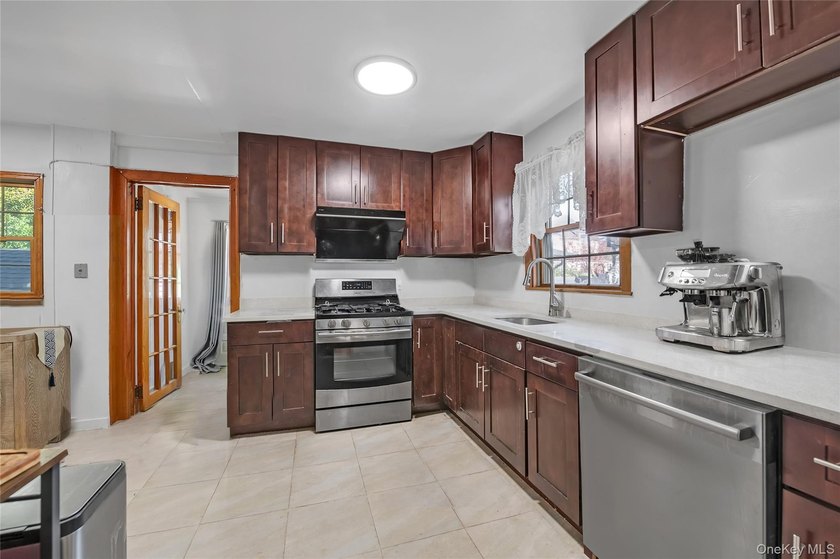 Don't miss this detached single-family residence offering five - photo 6