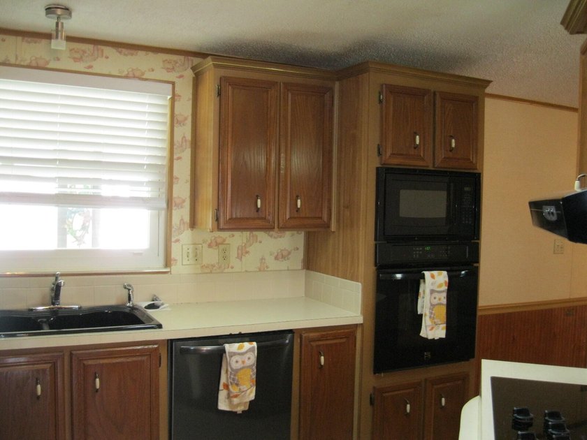 Spacious and well maintained 2 Bedroom 2 bathroom mobile home - photo 14