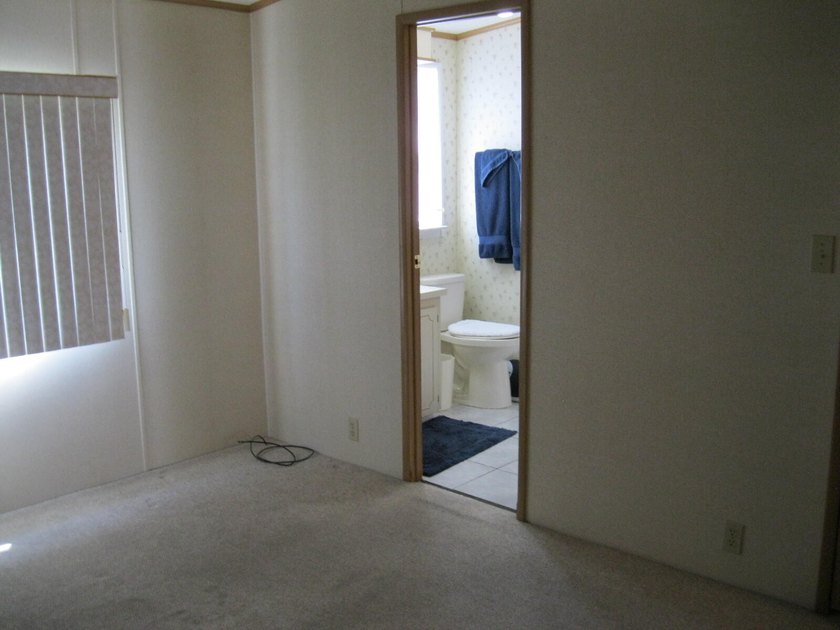 Spacious and well maintained 2 Bedroom 2 bathroom mobile home - photo 19
