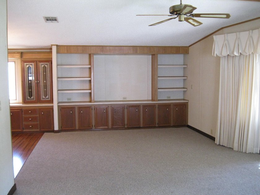 Spacious and well maintained 2 Bedroom 2 bathroom mobile home - photo 25
