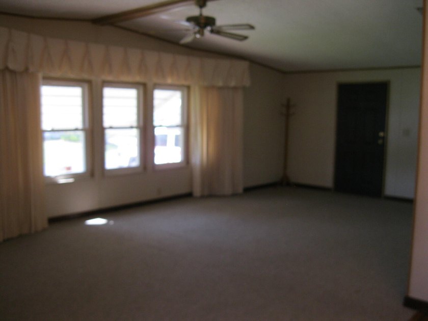 Spacious and well maintained 2 Bedroom 2 bathroom mobile home - photo 29