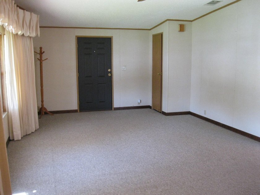 Spacious and well maintained 2 Bedroom 2 bathroom mobile home - photo 30