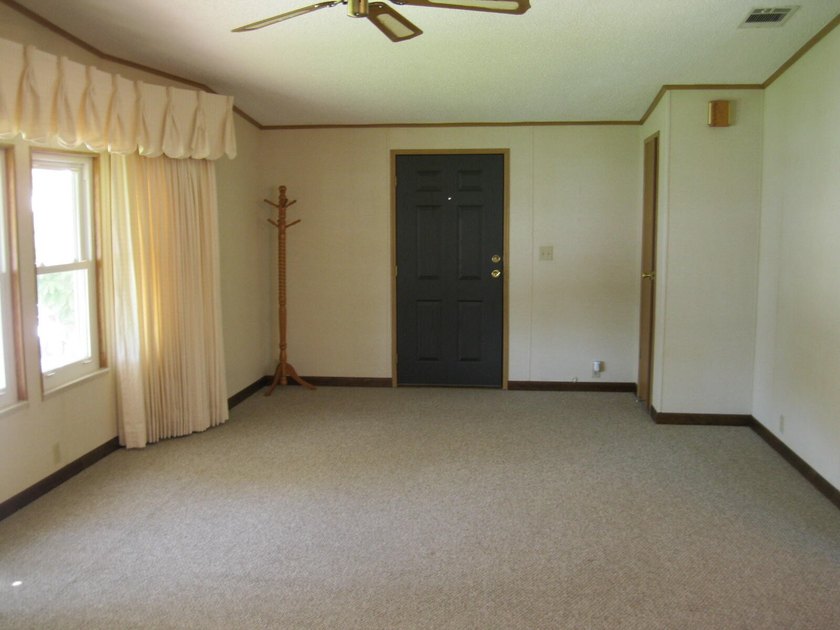 Spacious and well maintained 2 Bedroom 2 bathroom mobile home - photo 31