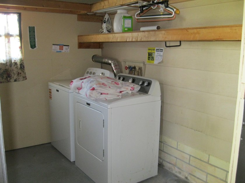 Spacious and well maintained 2 Bedroom 2 bathroom mobile home - photo 37