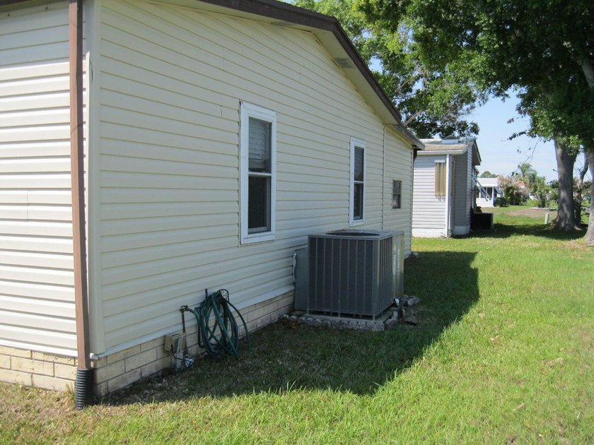 Spacious and well maintained 2 Bedroom 2 bathroom mobile home - photo 41