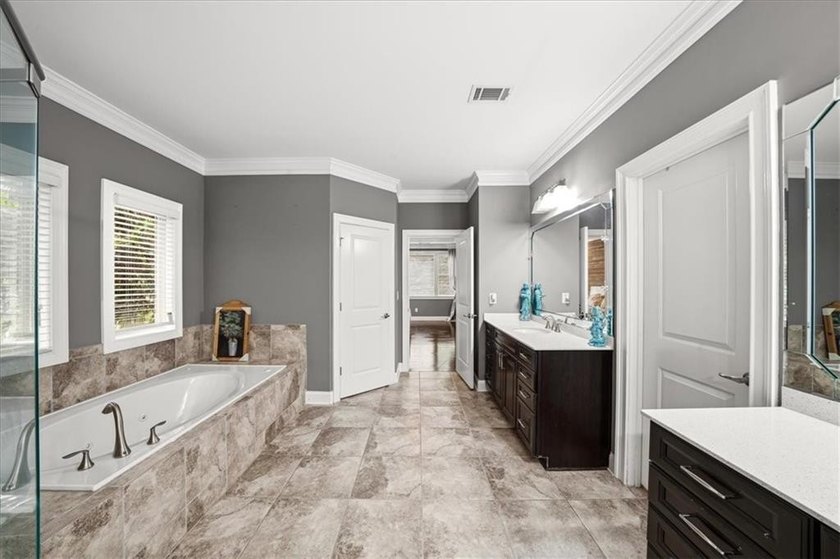Talk about a hidden gem, nestled in a quiet neighborhood in a - photo 29