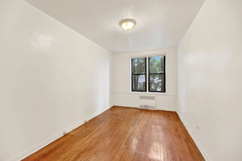 Welcome to this charming and spacious 2-bedroom apartment - photo 11