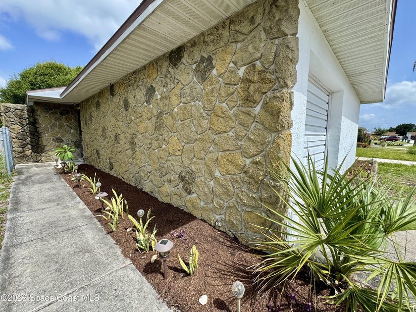 Opportunity awaits with this charming 2-bedroom, 2-bathroom home - photo 2
