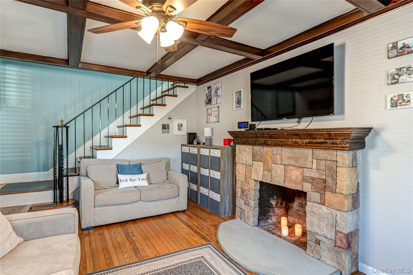 Best kept secret in West Islip! Goldilocks would call this house - photo 4