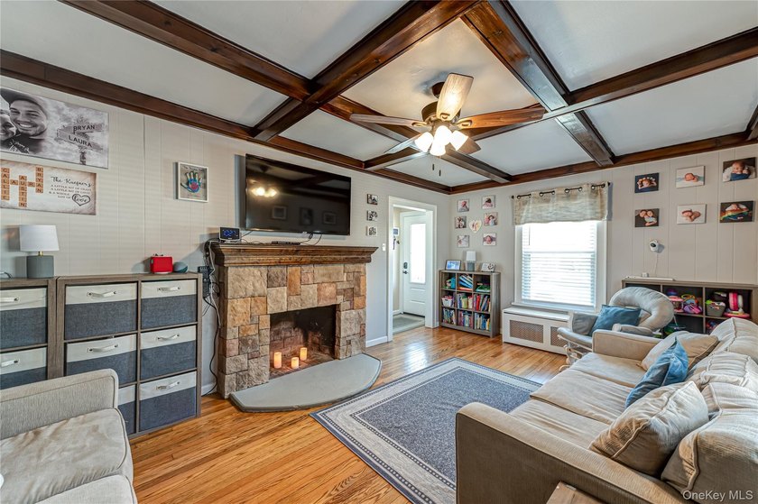 Best kept secret in West Islip! Goldilocks would call this house - photo 5