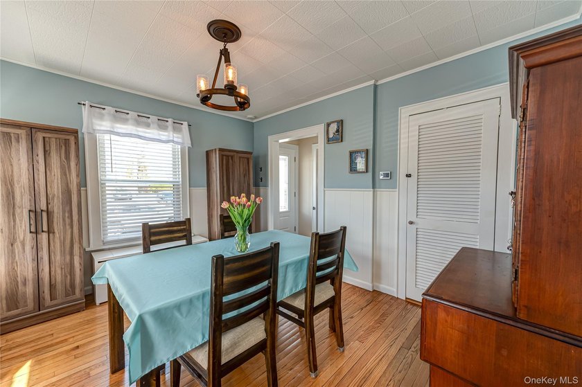 Best kept secret in West Islip! Goldilocks would call this house - photo 7
