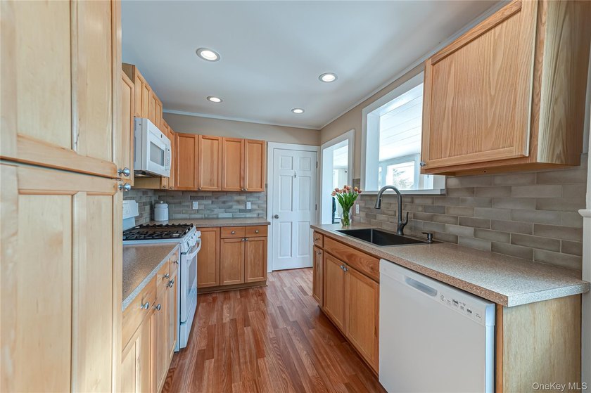Best kept secret in West Islip! Goldilocks would call this house - photo 8