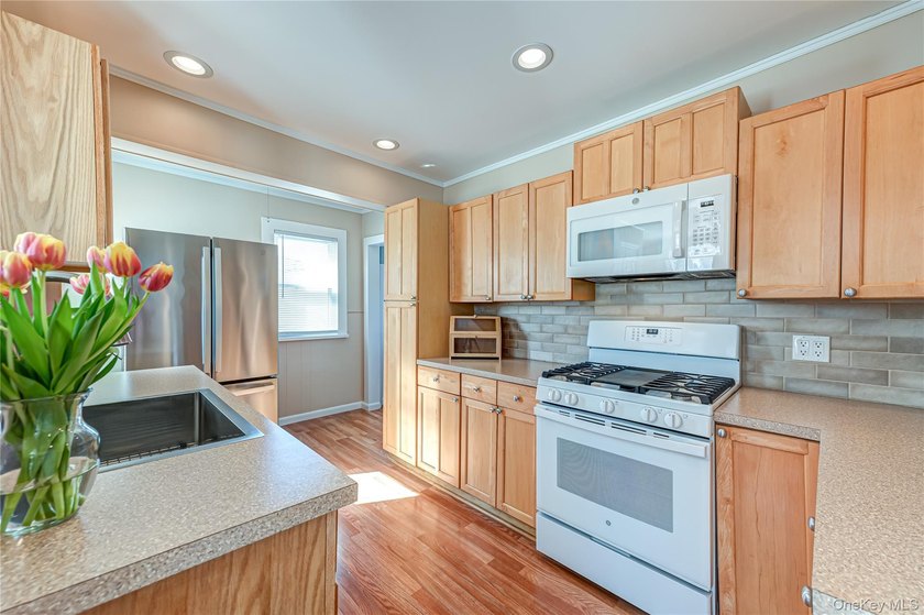 Best kept secret in West Islip! Goldilocks would call this house - photo 9