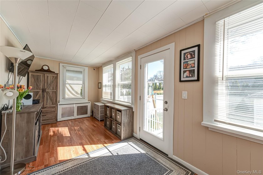 Best kept secret in West Islip! Goldilocks would call this house - photo 10