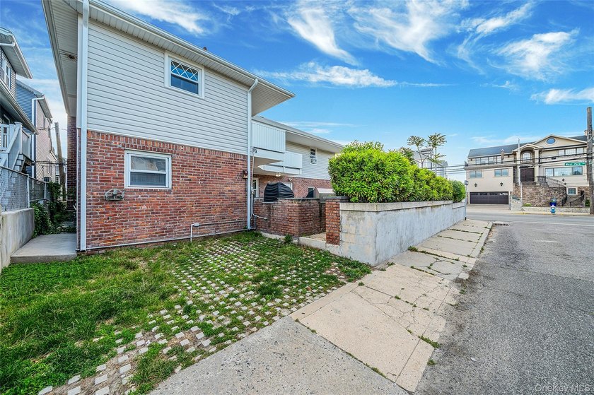 Unique Double Lot Corner on the West End. Two Floors, Lots of - photo 4
