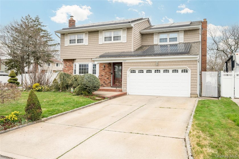 Welcome to this beautifully maintained center hall colonial - photo 3