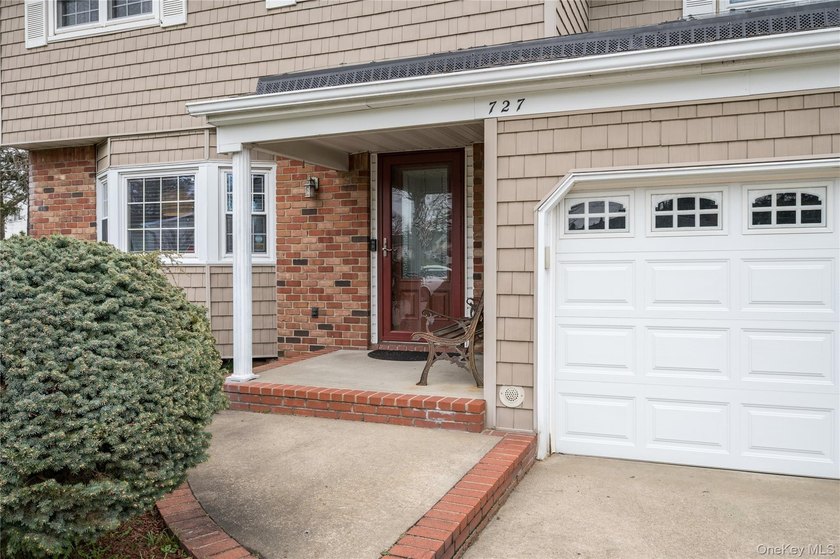 Welcome to this beautifully maintained center hall colonial - photo 4