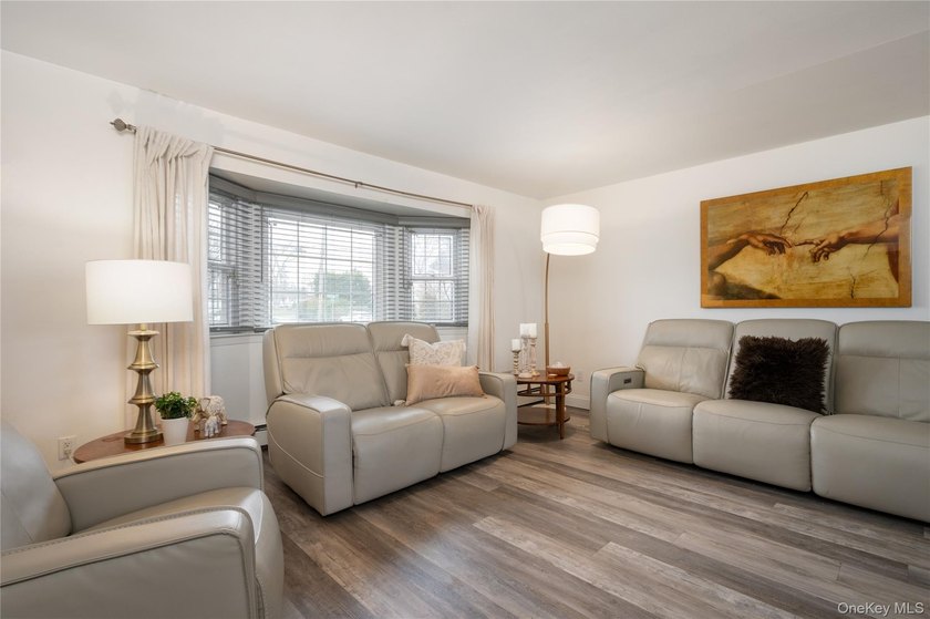 Welcome to this beautifully maintained center hall colonial - photo 5