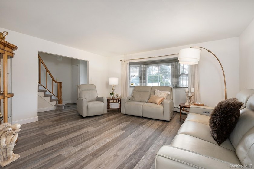Welcome to this beautifully maintained center hall colonial - photo 7