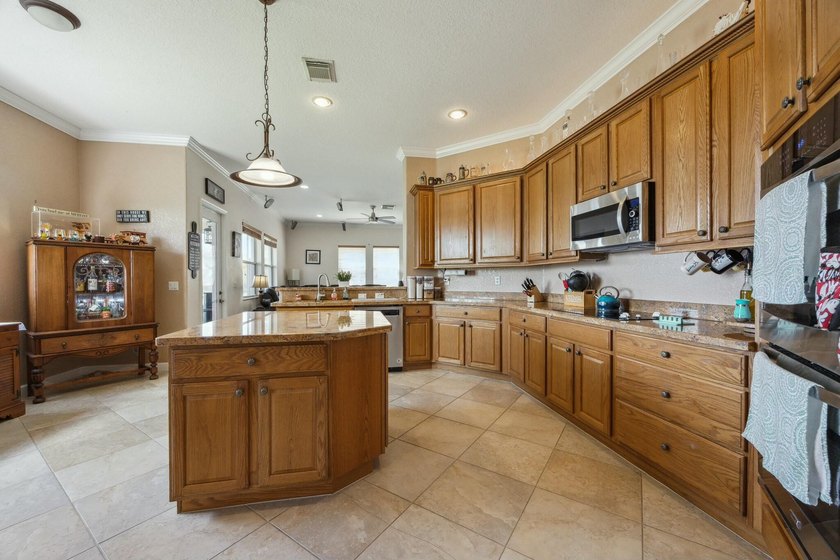 MOTIVATED SELLER! Rare opportunity to own the only 6-bedroom - photo 9