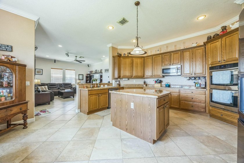 MOTIVATED SELLER! Rare opportunity to own the only 6-bedroom - photo 10