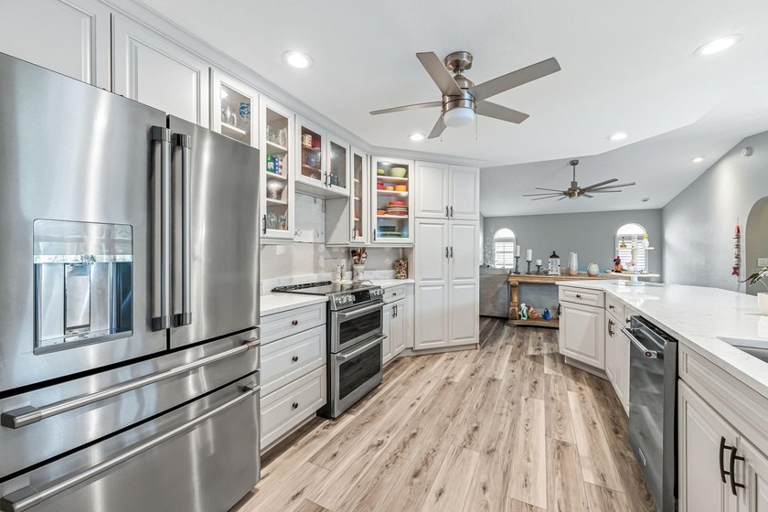 SHORT SALE POOL home off Surfside Blvd in the desirable - photo 12