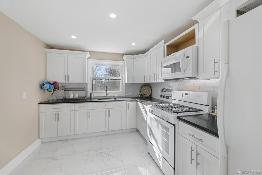 Looking for a Turn-Key Ready, stunning, and spacious home for an - photo 31