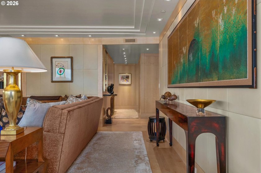 On the 24th floor of Fountain Plaza, this stunning residence - photo 9