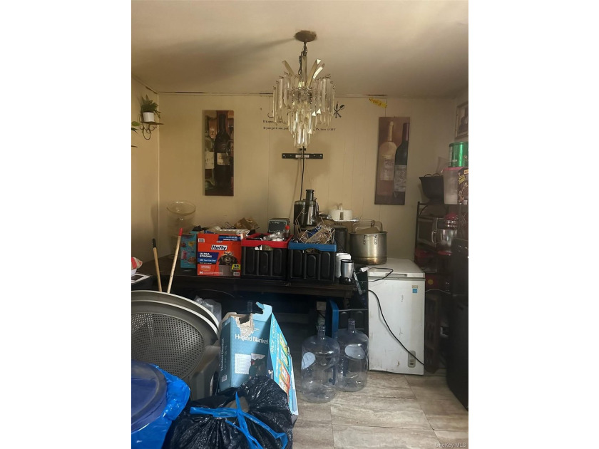 Welcome to 1317 Stratford Avenue, a well-maintained - photo 5
