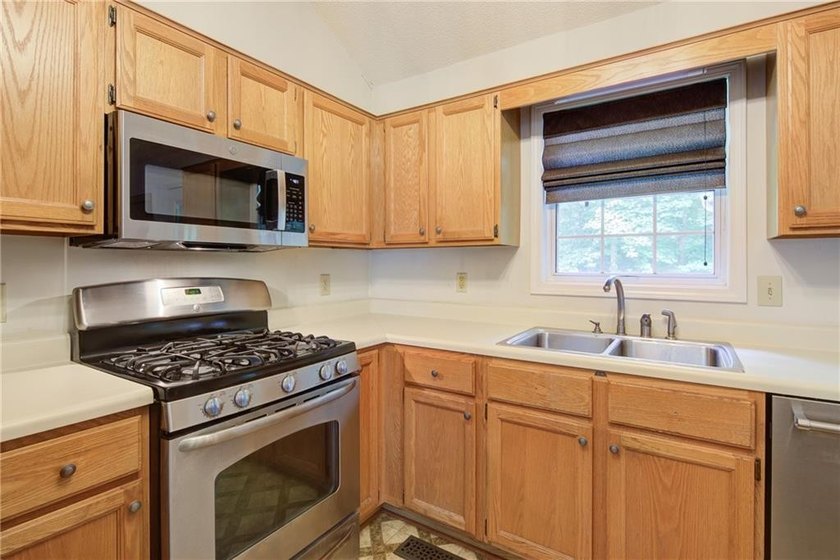 Welcome to #6580 Remington Drive in Cumming, a beautifully - photo 12