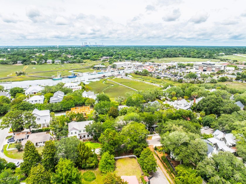 Welcome to 114 Live Oak Drive, a charming three-bedroom - photo 46