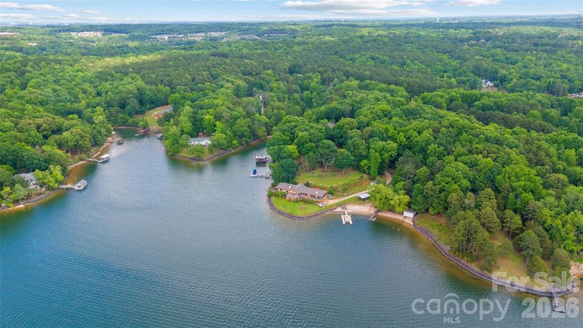 Welcome to lake living at its finest in the highly desirable - photo 5