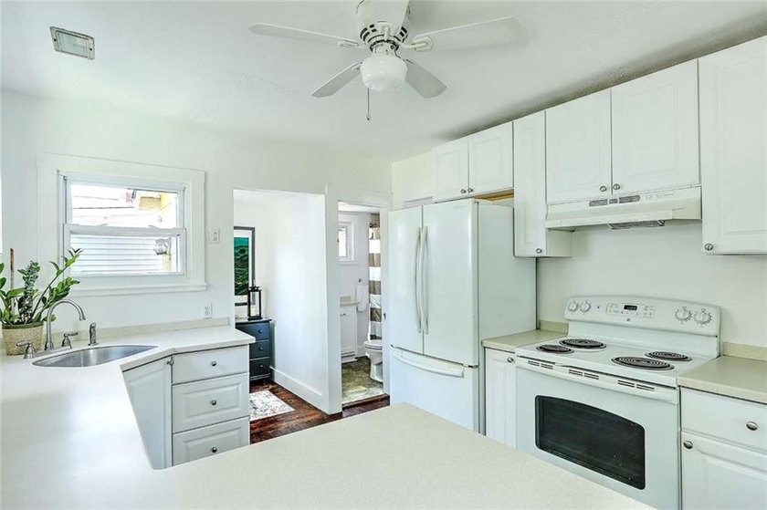 Welcome to this charming Riverside cottage, ideally located - photo 22