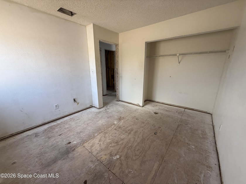 This 3 bedroom 2 bathroom home offers the ultimate blank canvas - photo 7