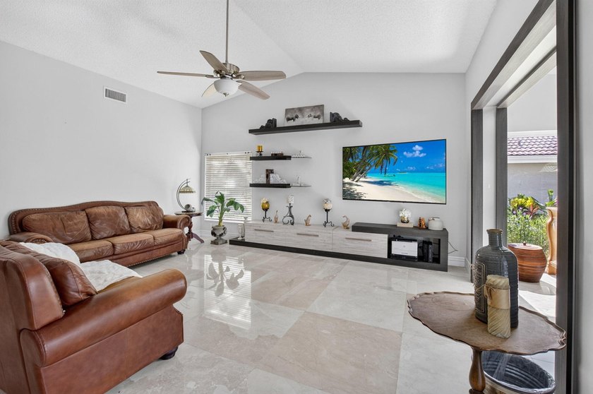 Beautifully updated 4BR/3BA pool home w/long lake views in - photo 11