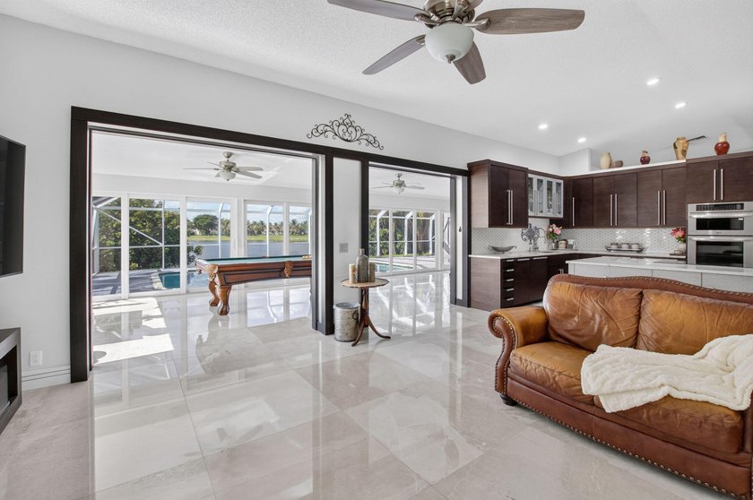 Beautifully updated 4BR/3BA pool home w/long lake views in - photo 13